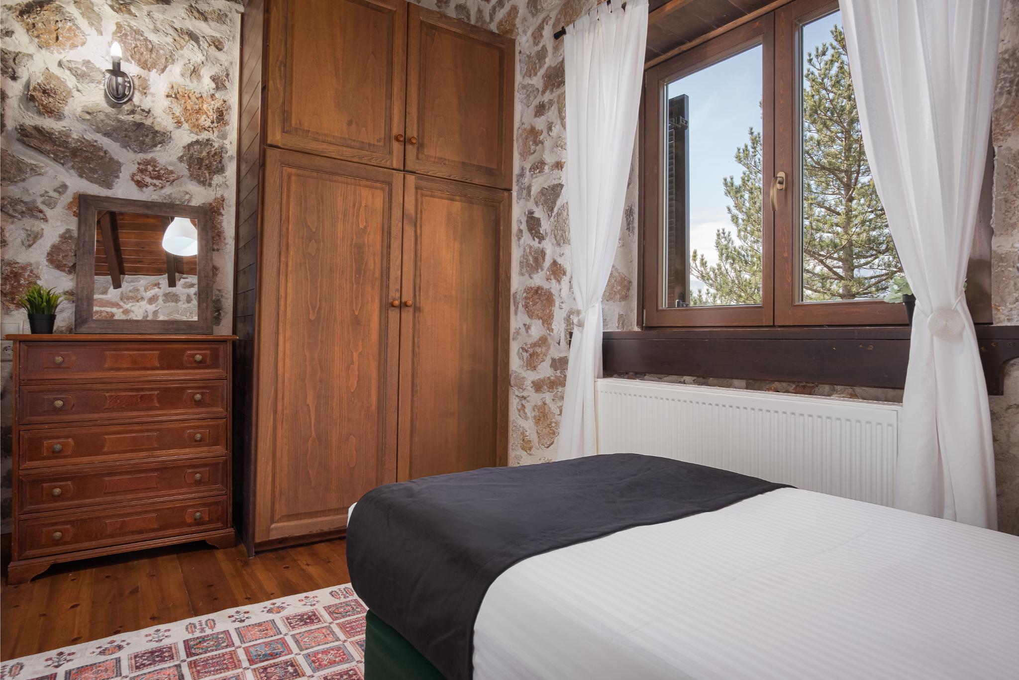 Parnassus Woodstone Chalet