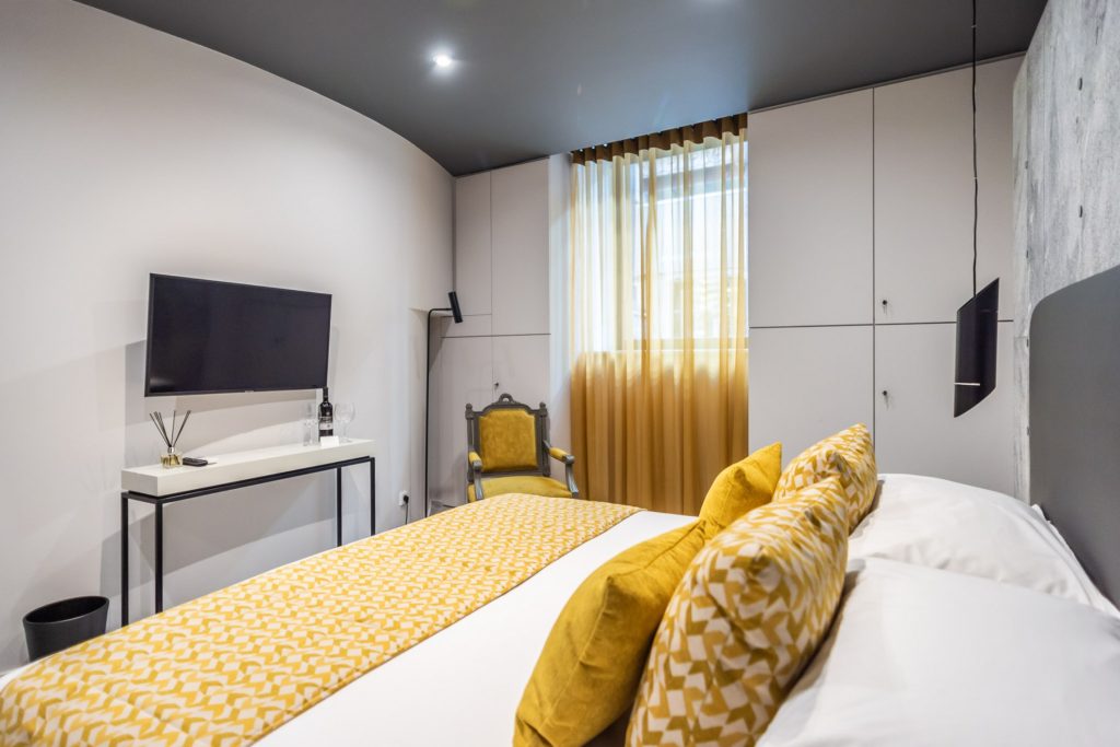 33 Solonos Suites