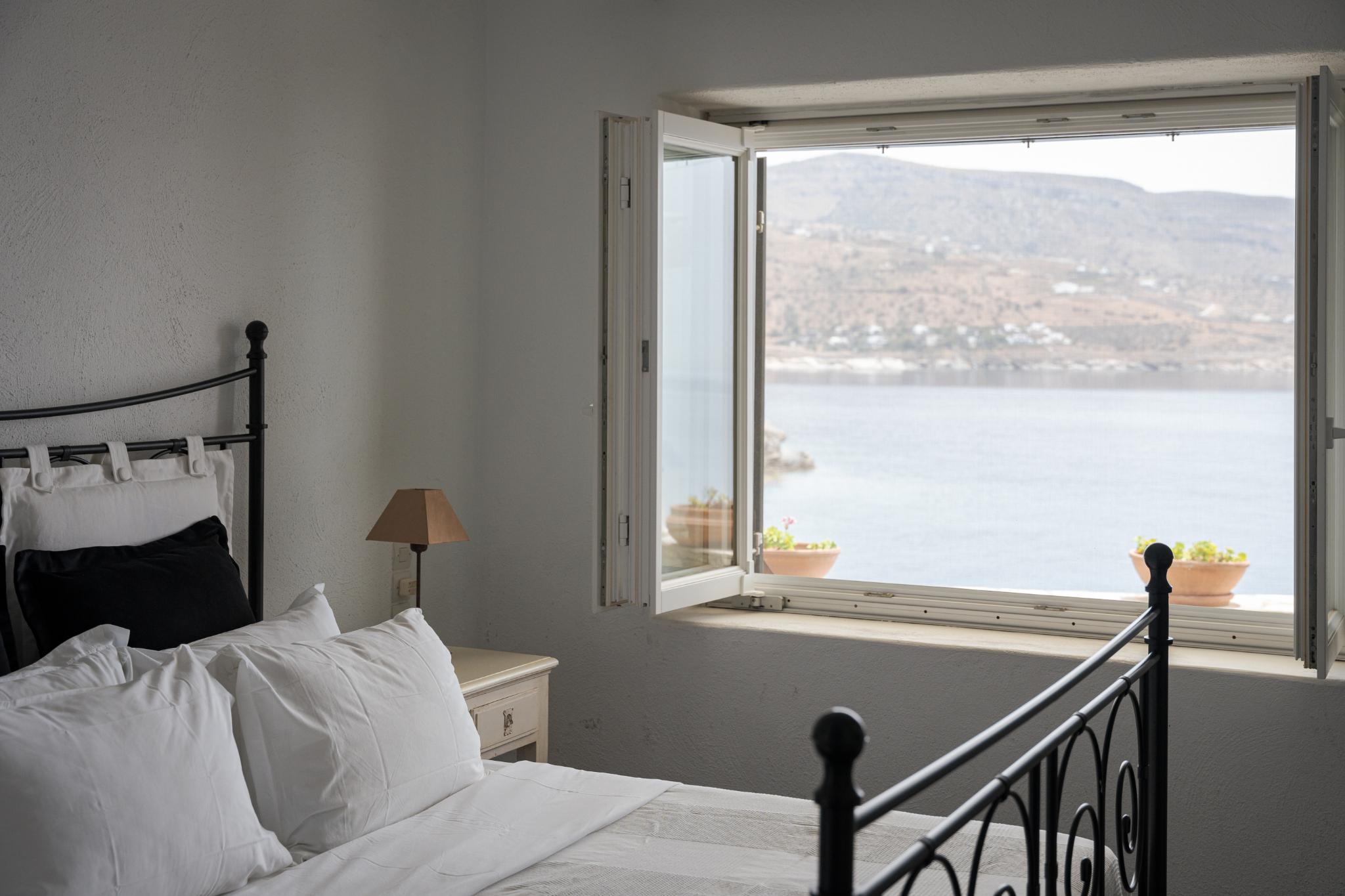 Spacious queen-size bedroom with en-suite bathroom in Kea Blue Heaven.