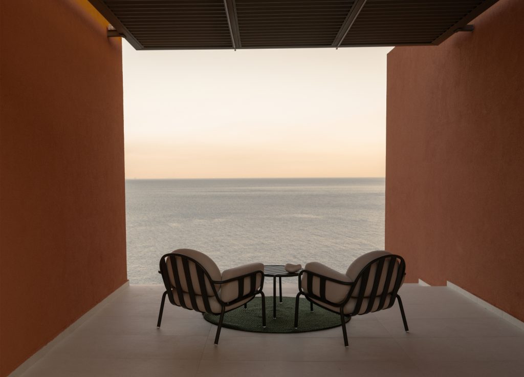Ocean Whisper, Olen Syros